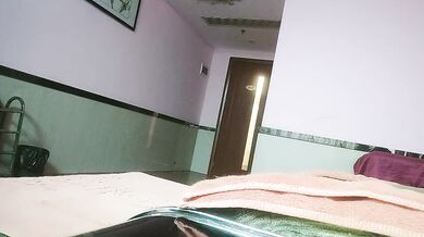 【山鸡岁月】一代炮王，疯狂的做爱机器，完整版未流出，2000忽悠足浴店年轻妹子开房，白嫩苗条好久没做很饥渴 (1)