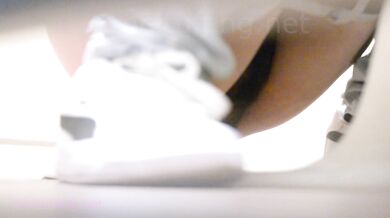 小吃店女厕耐心蹲守多位美女嘘嘘不拍到她们的鲍鱼不走 (1)